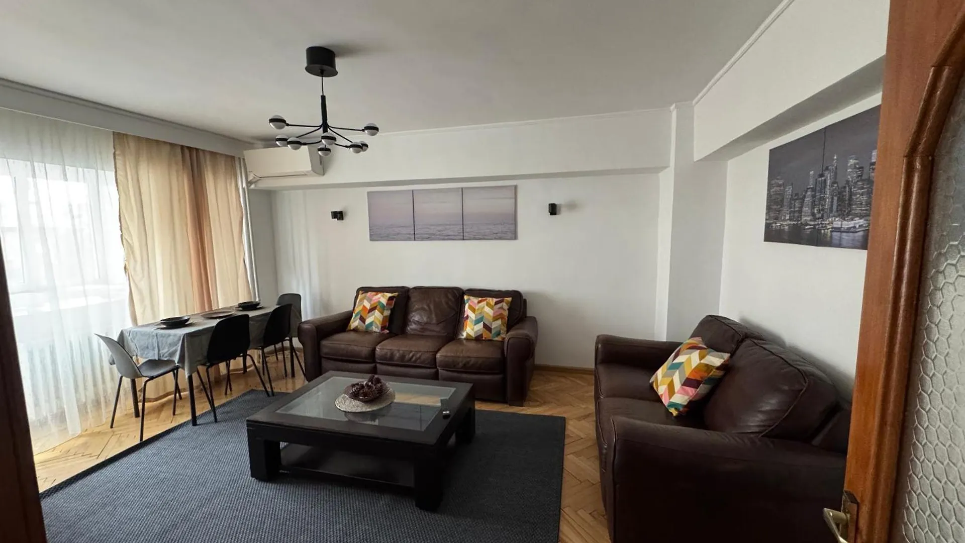 Decebal Apartment Overlooking The Boulevard location