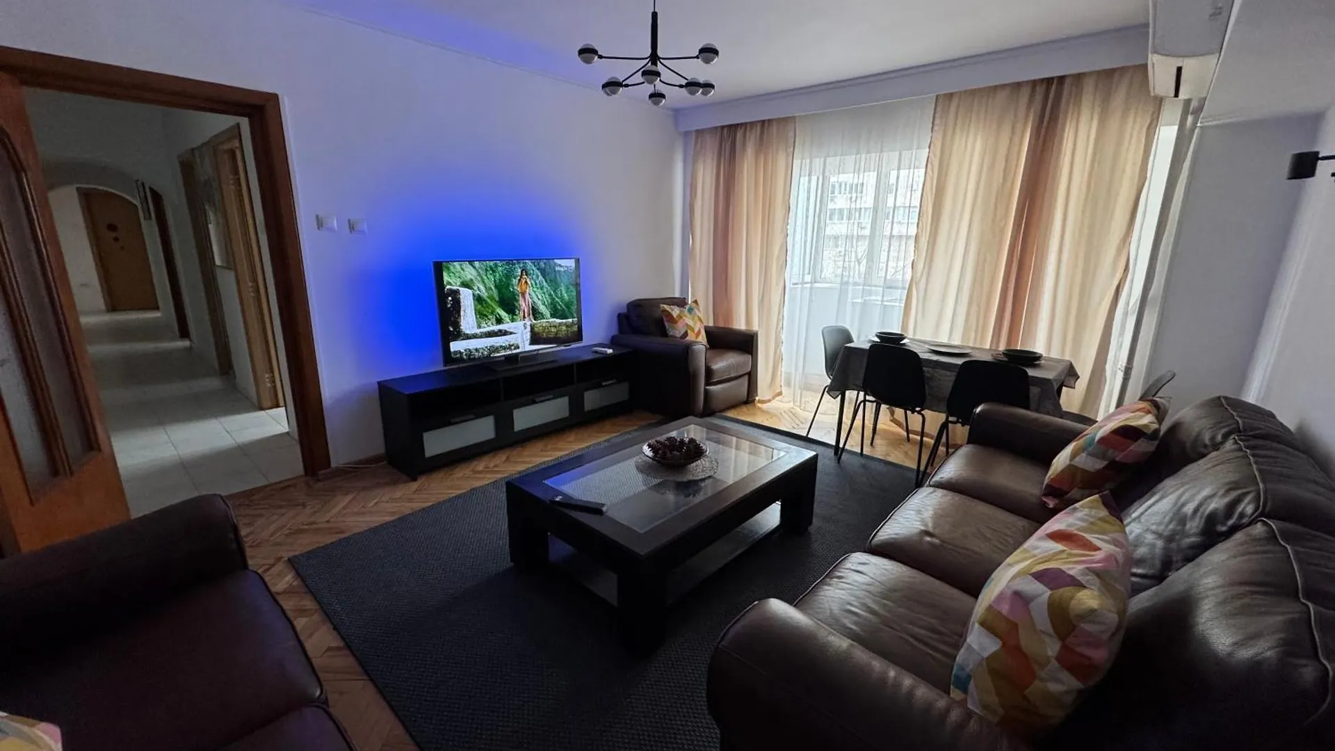 Decebal Apartment Overlooking The Boulevard Bucharest