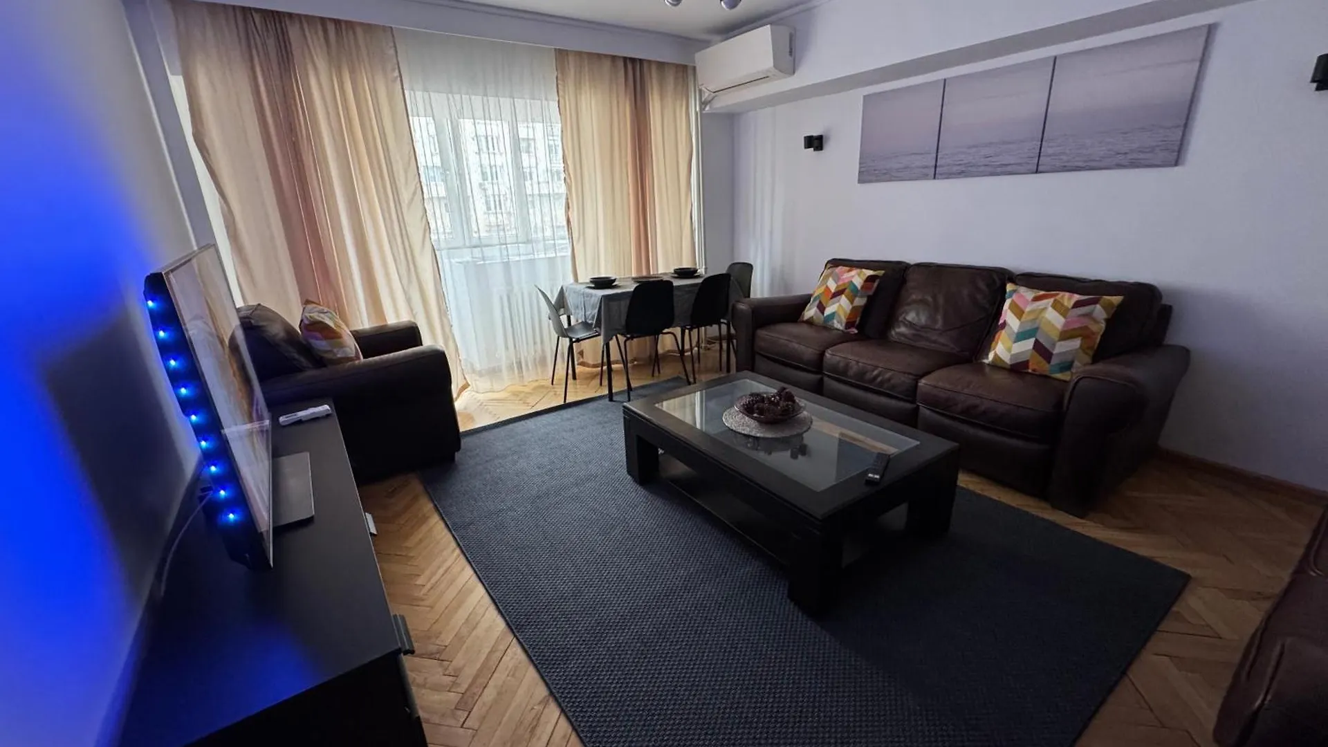 Decebal Apartment Overlooking The Boulevard Bucharest