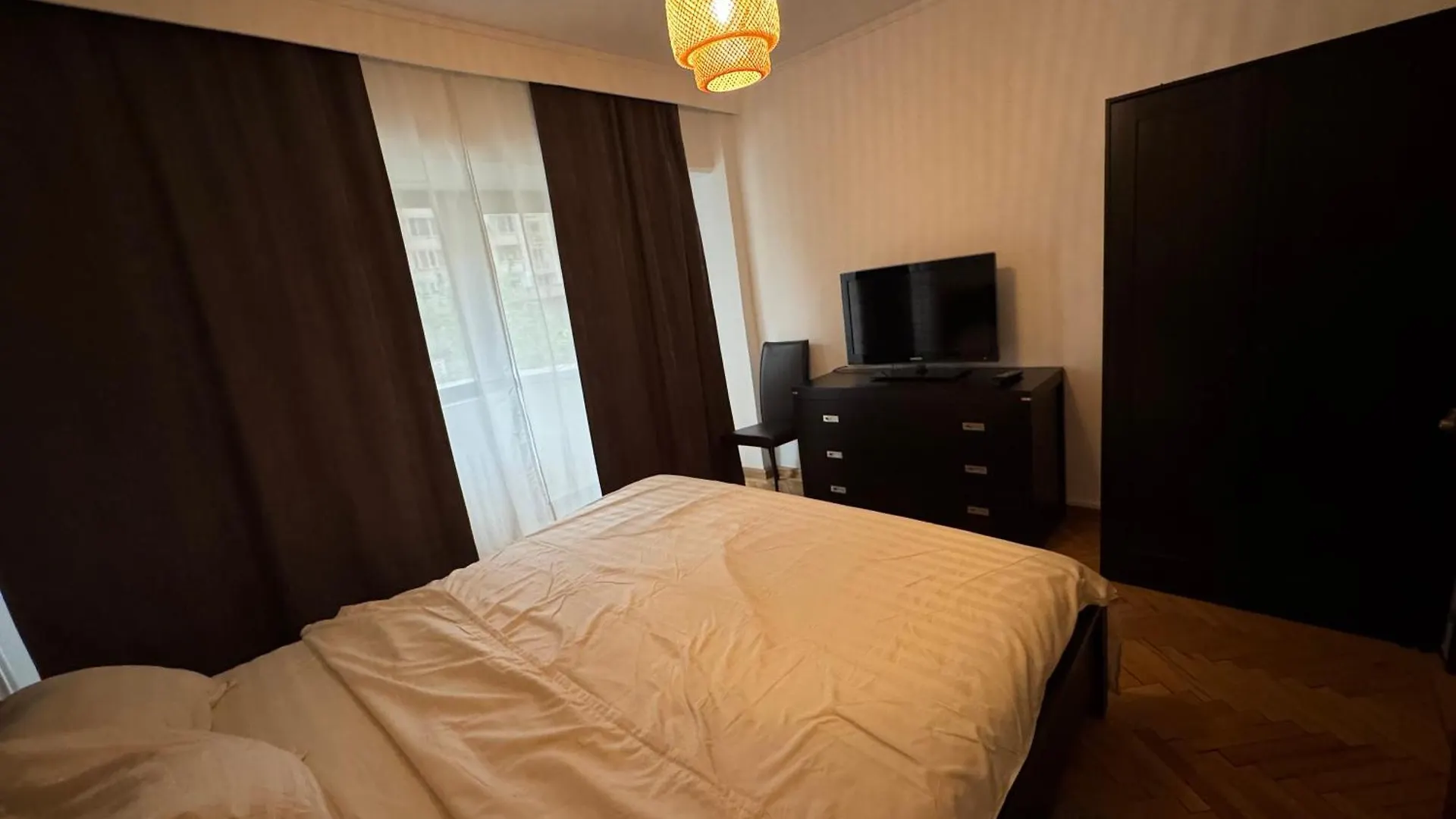 Decebal Apartment Overlooking The Boulevard Bucharest Romania